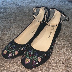 CHINESE LAUNDRY EMBROIDERED MARY JANES SIZE 7.5